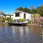 Het Waterchalet Op Monumentaal Ooltgensplaat